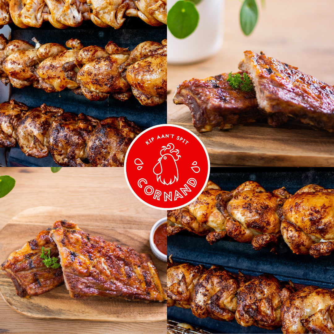 Geroosterde kip op houten plank met saus in kom en rozemarijn, op donkere achtergrond.